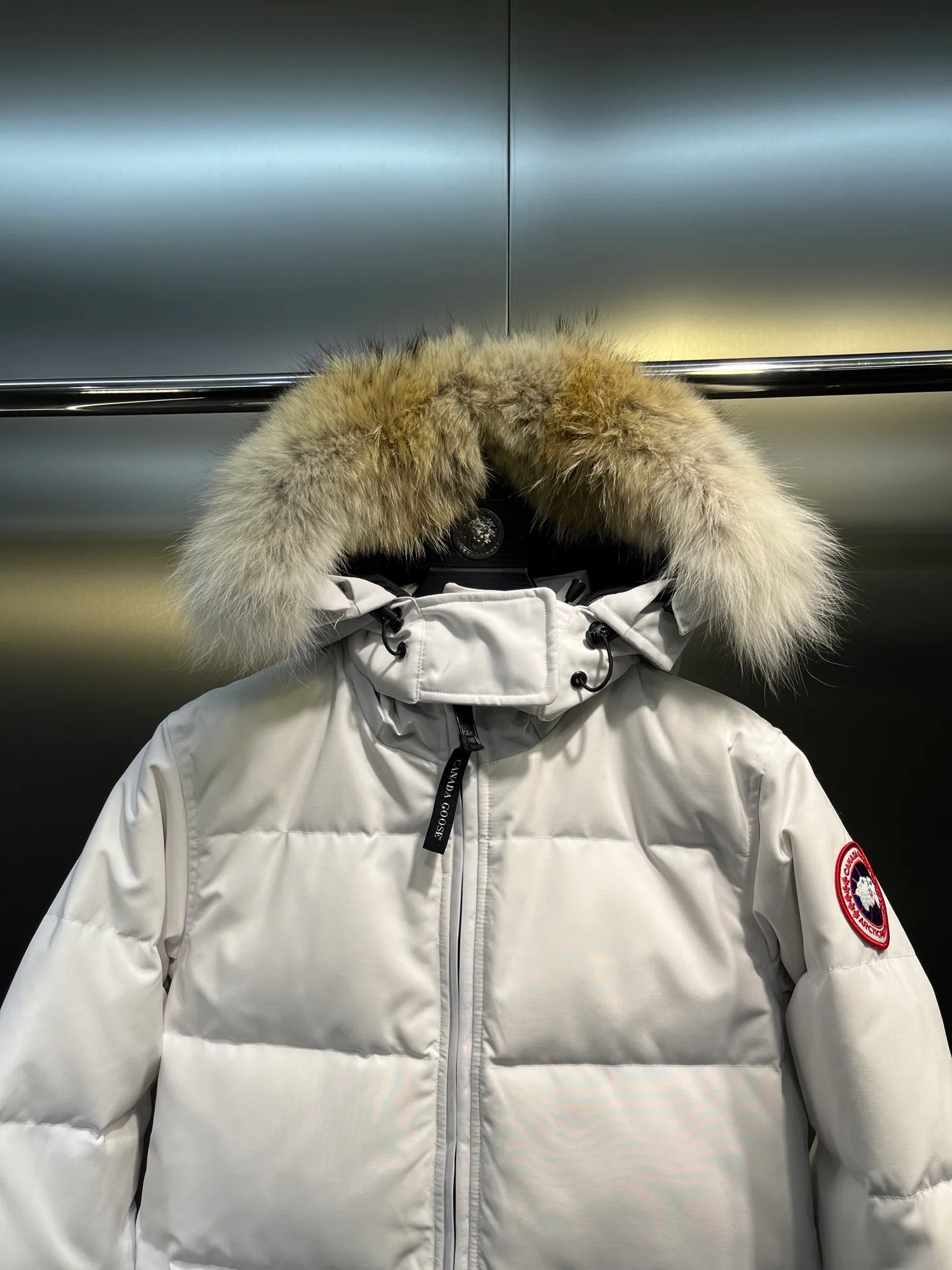 P860 Canada Goose Canada # Expedition04 Parker, a treasure of Canadian origin! Limited supply worldwide! Canada Goose Model 04 is a top-notch couple model, polar cold-proof outdoor series fur collar detachable hooded parka down jacket, the first Goose in 2024. I hope my partners like the top quality, and I hope everyone can evaluate it together! The most popular cool items of the Big Goose family in 2024 are online. The same popular product of Yi Yang Qianxi is said to be a joint limited edition Big Goose that cannot be bought in autumn and winter. If you dislike the sameness of the Big Goose in the past, then this model will definitely give you a different experience! This year's most powerful couple's collection for autumn and winter is online, a top-notch luxurious ready-to-wear style, paired with an outdoor warm down jacket with great style and charm! The most standard and classic items of the Daye family in the past two years are equipped with unique reflective stripes for embellishment, which further shows the high-end fashion performance effect. With the embellishment of hardware buckles, it has excellent performance effect. The upper body is clean, simple and elegant, even for urban leisure. It is suitable for various occasions. Designed with large pockets, this model has a large capacity and is equipped with reflective stripes, making it safer at night. It is suitable for various adventure activities. It is made of windproof and waterproof technical materials. The interior is filled with full white duck down, which is absolutely cold-proof and warm. It also has a stand-up collar design and fine fluff at the collar, with meticulous attention to detail! The charm of this model is also more spiritual, and the upper body has more temperament and specifications. It perfectly shows the ultra-high standard of fashionable performance of this model, integrating outdoor and life, and you can even create high-street wear! The most pinnacle limited-edition goose that we have presented so far, both in terms of design and detailed materials, it is completely outstanding. The grand and evergreen version design is matched with cool reflective elements. The overall appearance can be said to be quite high, and it has that kind of powerful outdoor performance! It combines high-end casual attributes with high-street style. It is high-grade, domineering, warm, and beautiful. The visibility of the upper body is quite strong, and the configuration of the owl element is highly brand-recognizable. It fully complements the overall brand performance and visual effects, and also has the high-end sense of fashion and fashionable performance. It is a must-buy product because it is the most awesome down brand on the planet and one of Canada's three national treasure brands. It is also a sentimental down luxury brand. In the field of polar cold-proof clothing, Goose has made an irreplaceable contribution... Size: xs s m l xl
